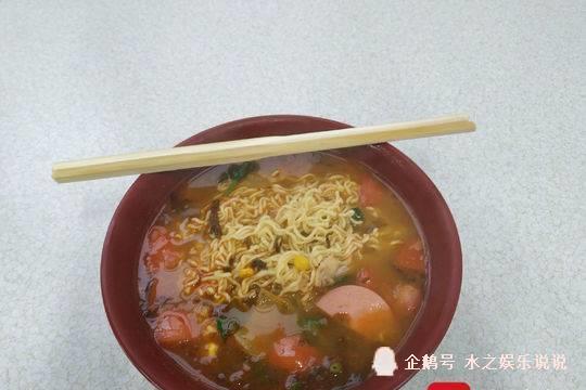 大学食堂窗口煮泡面