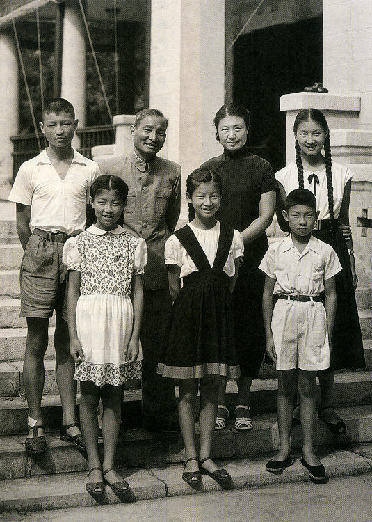 韩国第一夫人的家庭生活揭秘,韩国第一夫人的家庭生活揭秘，精细解析评估（UHD版 24.24.68）,实践验证解释定义_安卓76.56.66