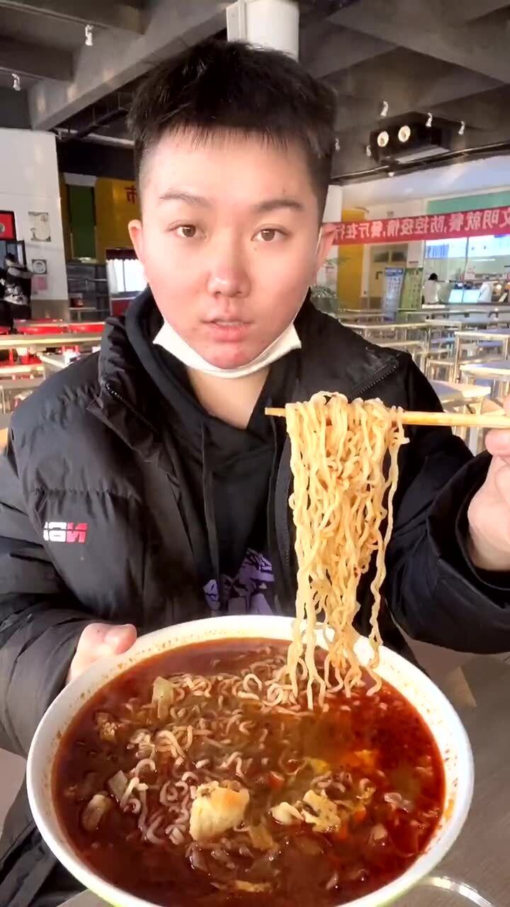 学校食堂煮泡面