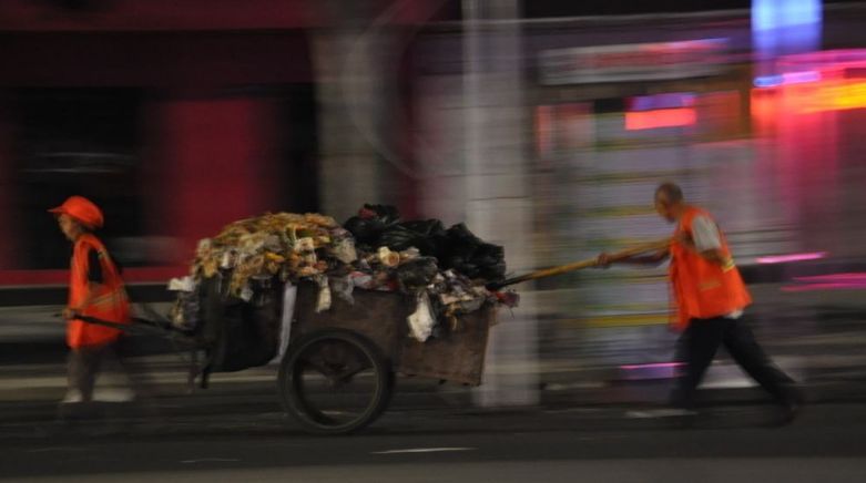 吴克群骑电动车街边买水果