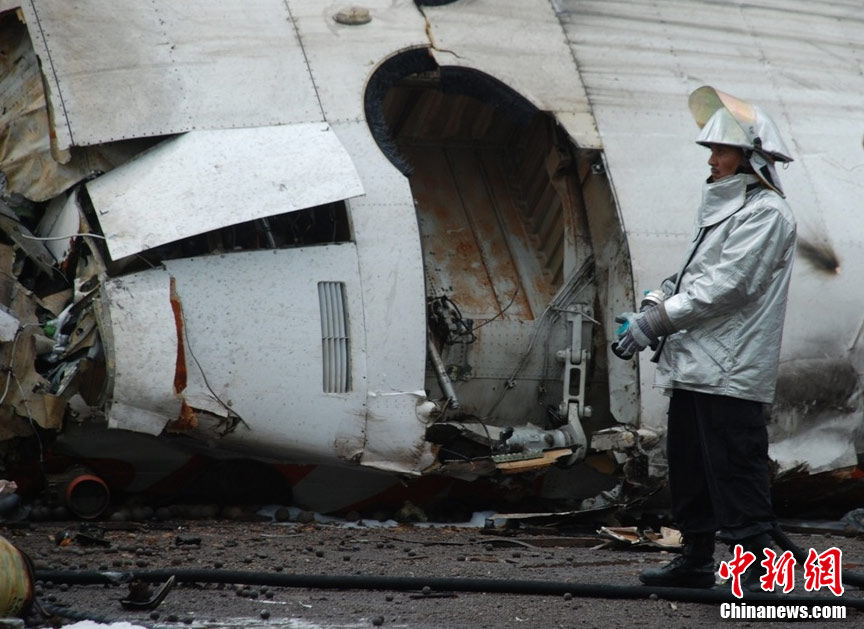 韩国当地时间2023年坠机事件发生后，关于事故的处理和后续事宜引起了广泛关注。据报道，坠机事件的遗属对此表达了强烈的不满和谴责。他们批评政府在处理事故遗体方面存在疏忽和不作为，导致尸体在地上腐烂。这一事件引起了社会的广泛关注和讨论。对于此类事件，我们应该尊重逝者和遗属，同时也应该对相关责任方进行监督和批评。希望相关部门能够认真对待这一问题，采取有效措施改善处理事故的方式，避免类似事件再次发生。同时，我们也应该关注社会各方面的信息，促进社会的公正和进步。