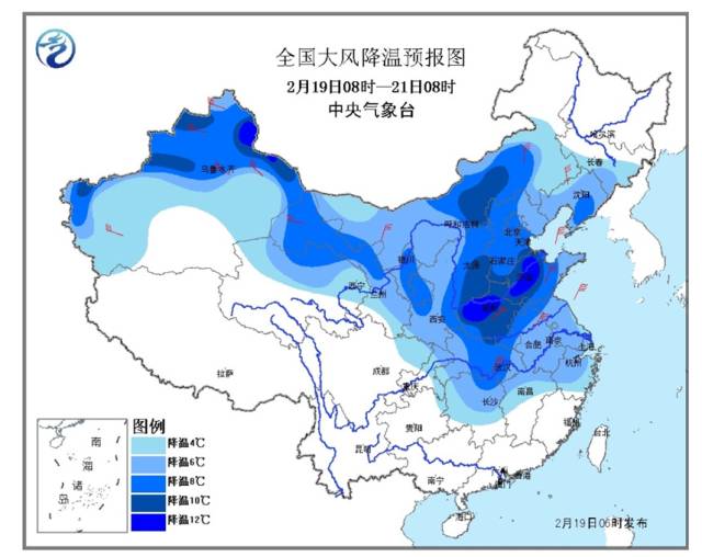 是的，东北地区的冬季气温非常低，有时会出现零下二十几度的情况。在这样的天气条件下，公交车里可能会有雪花和积雪，特别是在一些行驶过程中遇到恶劣的天气和路况时。为了应对这种情况，公交公司通常会采取一系列措施来确保乘客的安全和舒适，比如加强车辆的维护、清理积雪、增加班次等等。同时，乘客也需要做好自身的防护措施，如穿着保暖的衣物、佩戴口罩等，以确保在寒冷的天气里出行安全舒适。