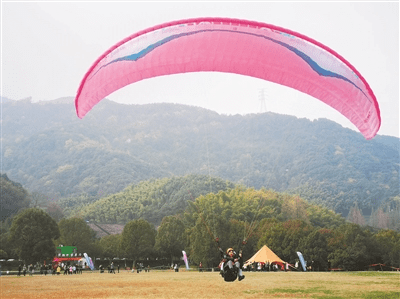 女游客玩滑翔伞掉进水帘洞