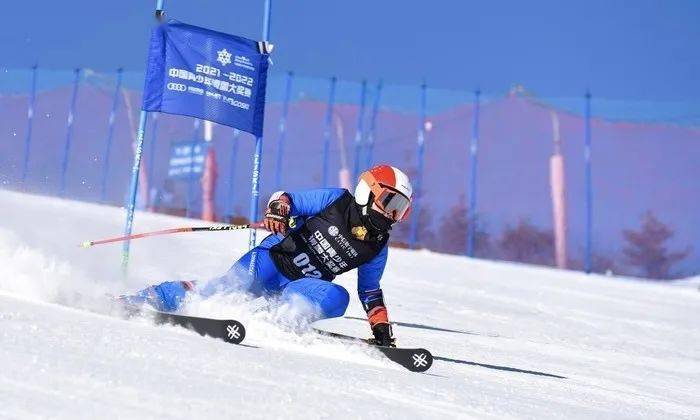 济南娃王乙冰获滑雪世界冠军