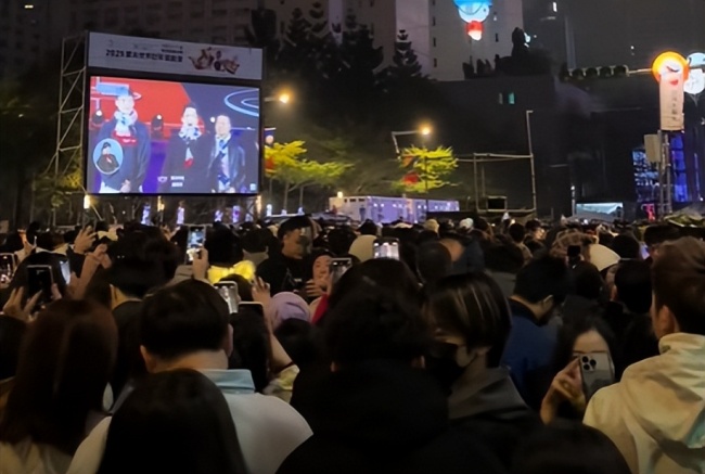 台北跨年活动现场大屏转播央视晚会