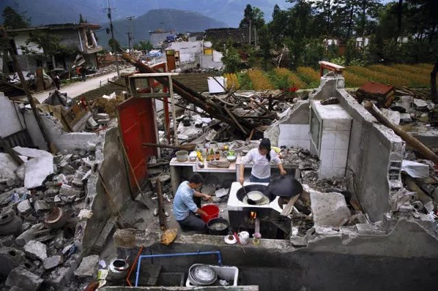 地震被压废墟下戴帽小孩系AI生成