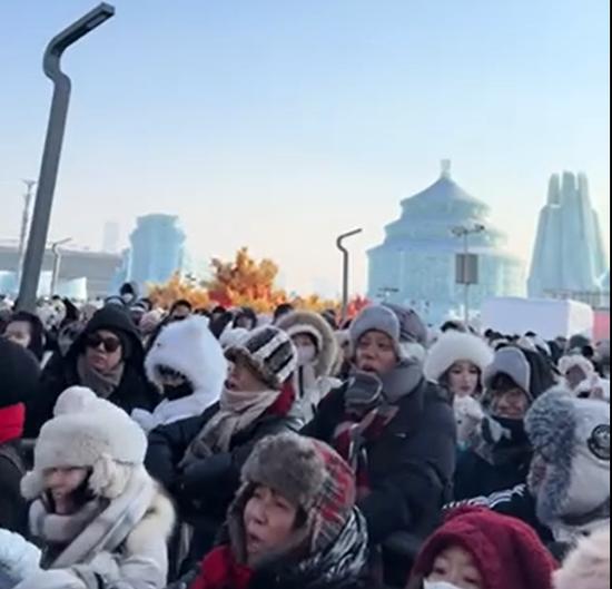 哈尔滨冰雪大世界排队游客喊退票