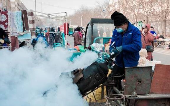 男子工厂专职崩爆米花 负责“开炮”