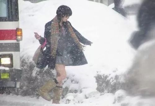 日本东北部遭遇十年一遇大雪